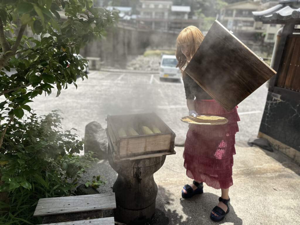 熊本県小国町　蒸し場で蒸されていた「とうもろこし」