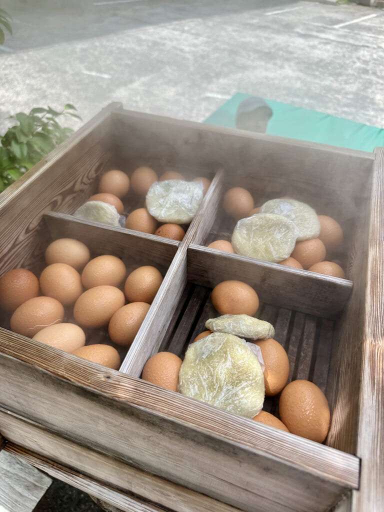 熊本県小国町　蒸し場で蒸されている「ゆで卵」「いきなり団子」