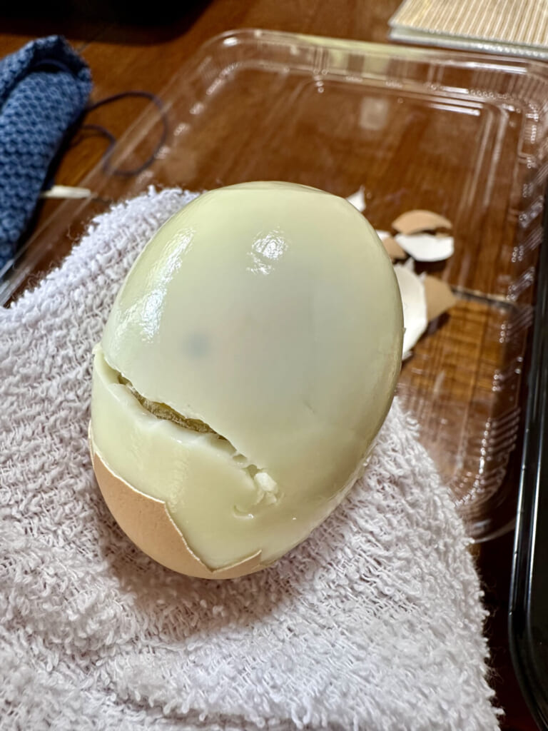 熊本県小国町　殻を剝いたゆで卵