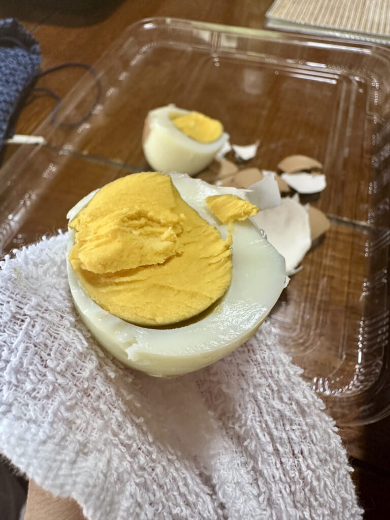 熊本県小国町　半分に割ったゆで卵