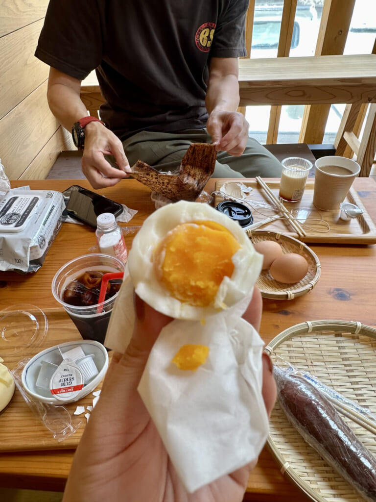 熊本県小国町　蒸し玉子　黄身が見えている