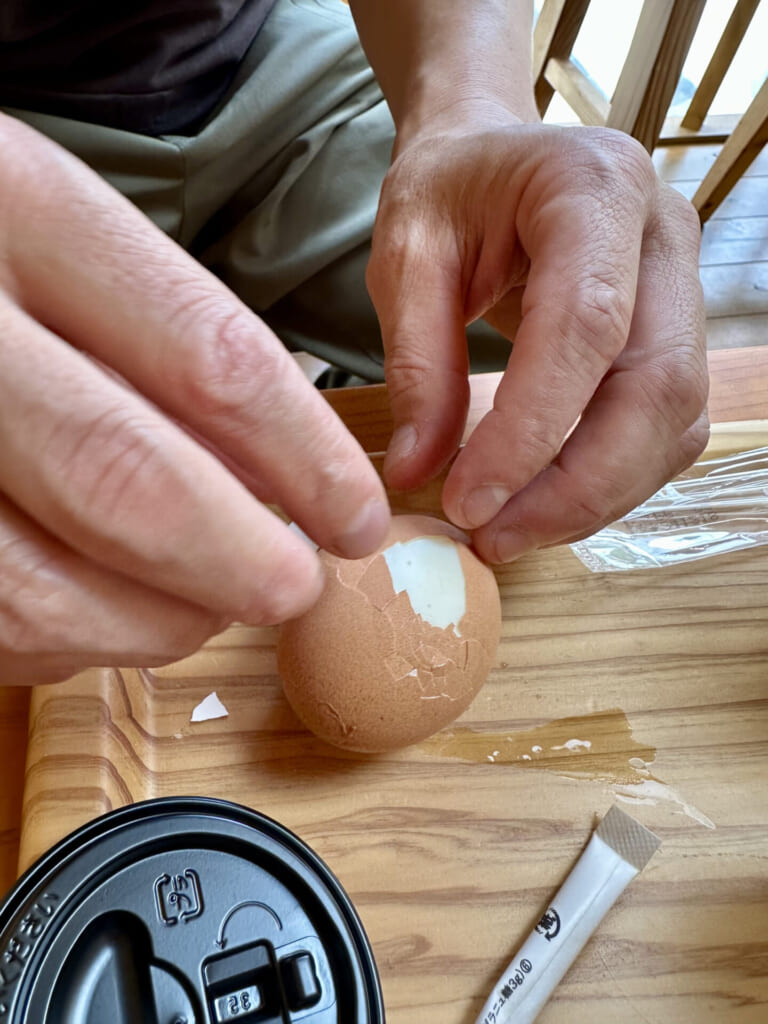 熊本県小国町　蒸し玉子　殻を剥いている様子