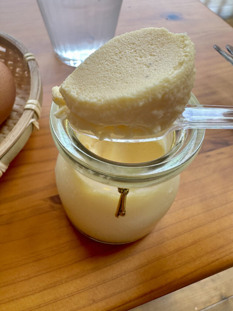 熊本県小国町　杖立プリン　スプーンで掬った様子