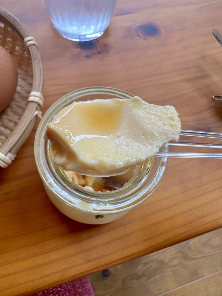 熊本県小国町　杖立プリン　スプーンで掬った様子