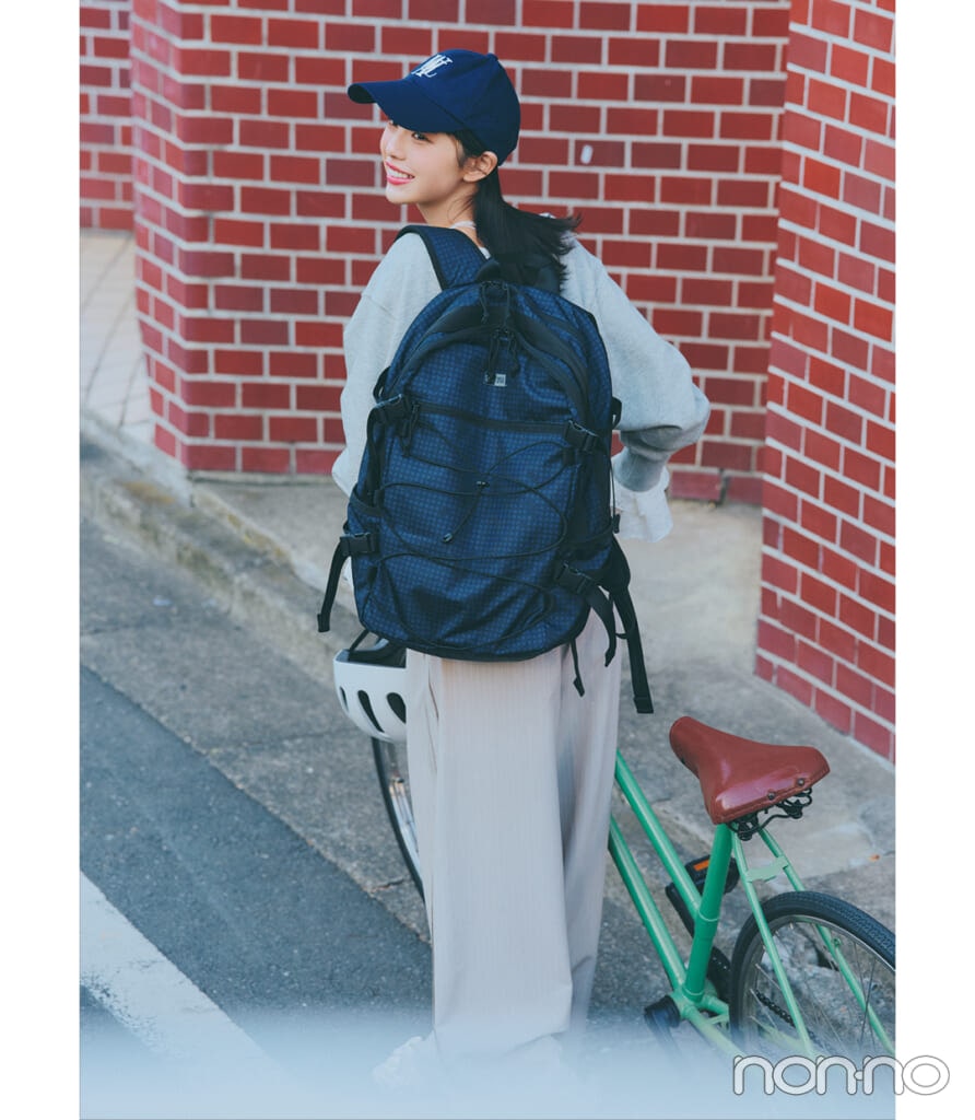 ニューエラのリュックを背負う菊地姫奈