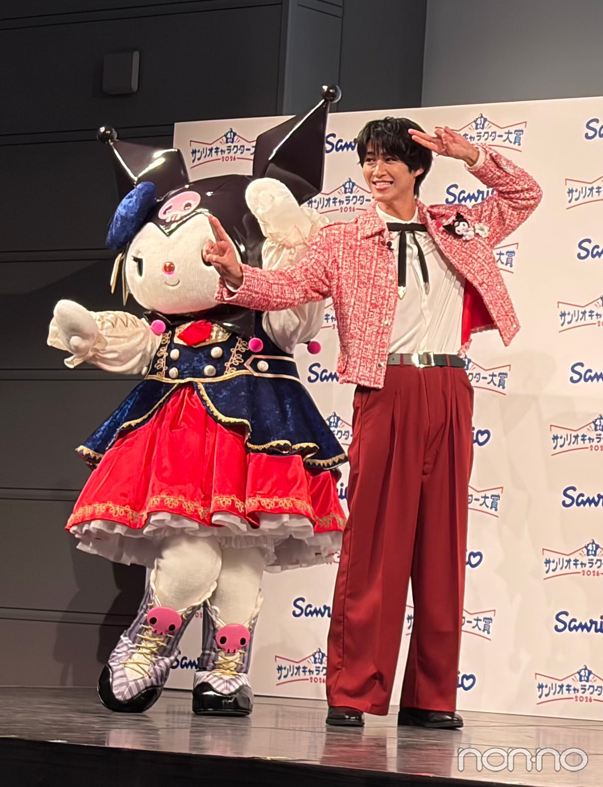 滅ポーズをするクロミとM!LKの曽野舜太