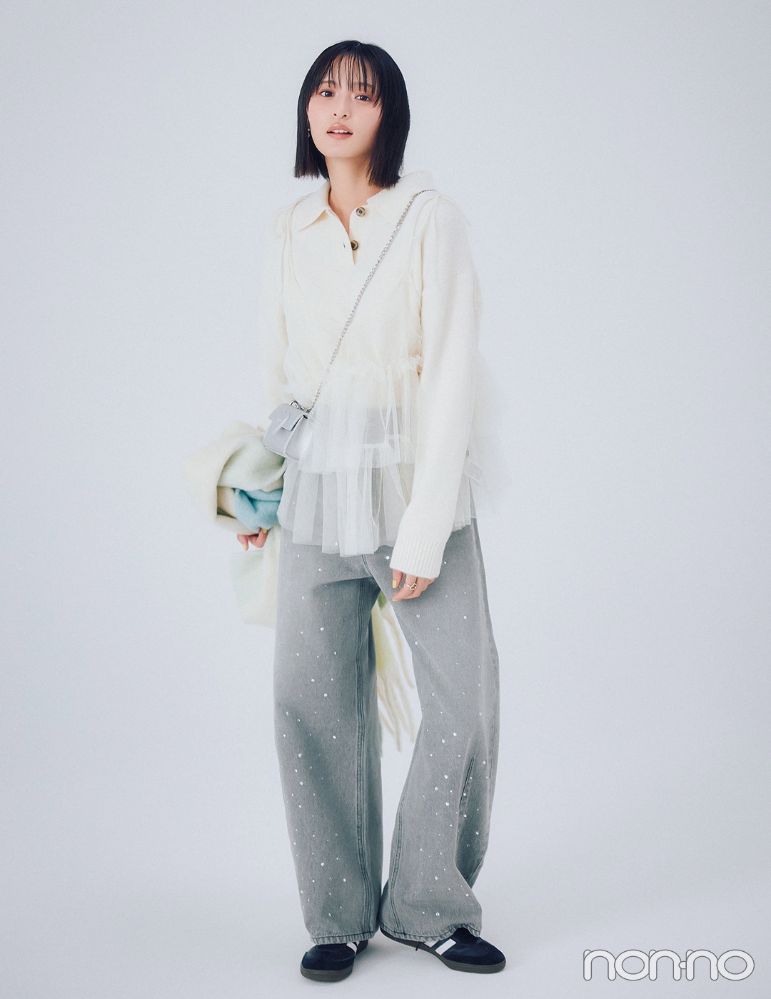 白ポロニット×グレーデニムパンツの可愛い白ニットコーデ