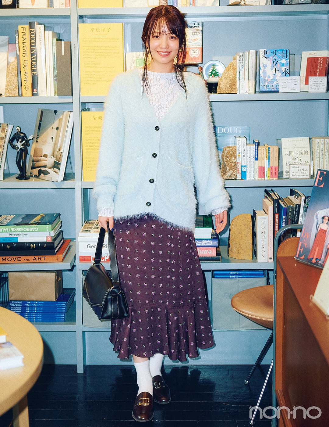 大学生の可愛い冬のデートコーデ　花柄スカートとカーディガンを着た女性