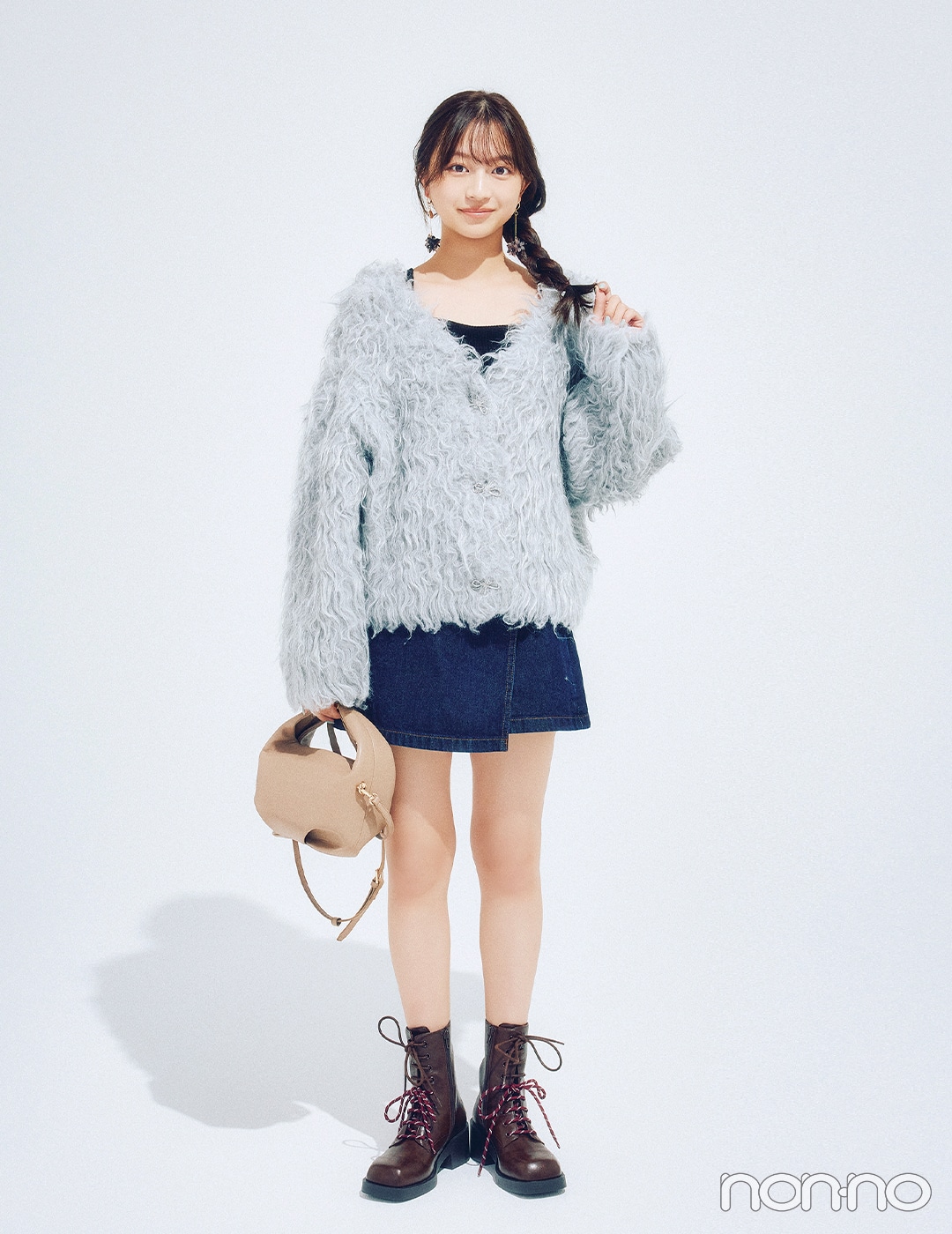 大学生の可愛い冬のデートコーデ　ロングカーデとミニスカを着た女性