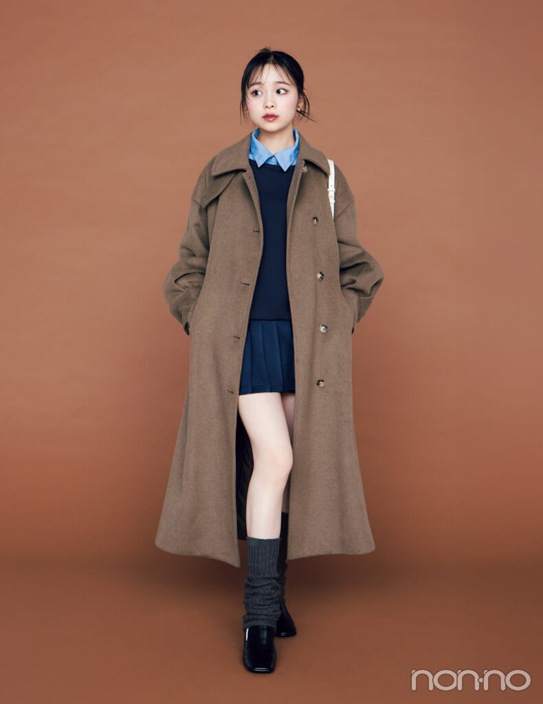 大学生の可愛い冬のデートコーデ　プリーツワンピースを着た女性