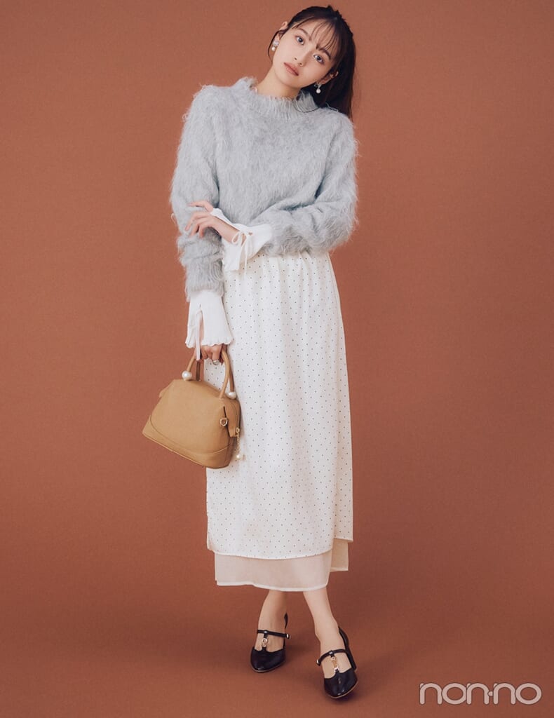 大学生の可愛い冬のデートコーデ　ドット柄スカートとニットを着た女性