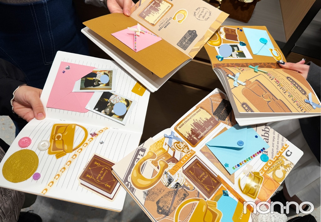 ノートブックの中面をみせあう様子