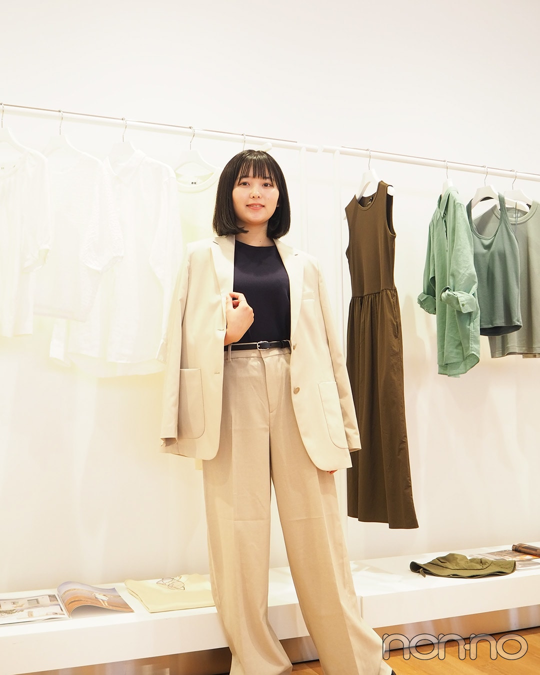 ユニクロのベージュの感動ジャケットリラックスフィット＆感動ワイドパンツのコーデ