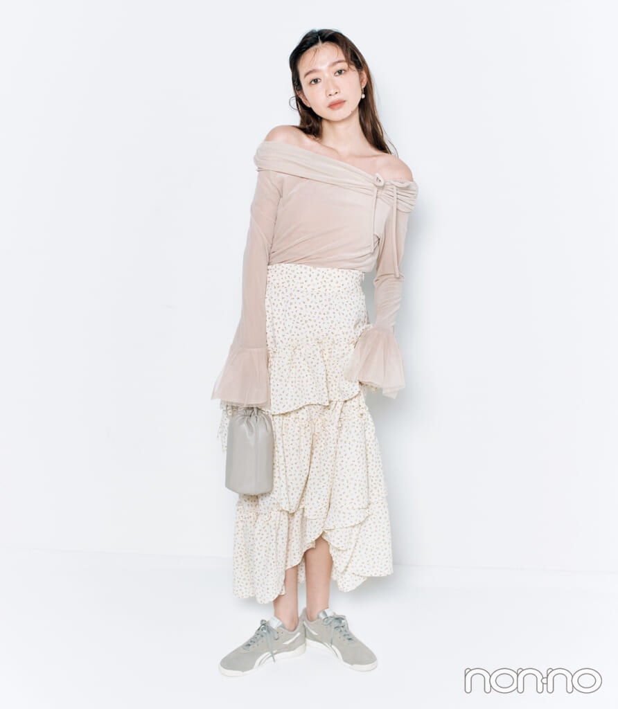 “普通の白黒”以外のまろみカラースニーカーをはいた岡本夏美