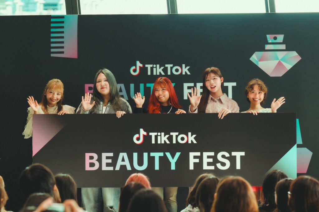 「TikTok BEAUTY FEST」オープニングステージに登壇した、pecoさん、午前0時のプリンセスさん