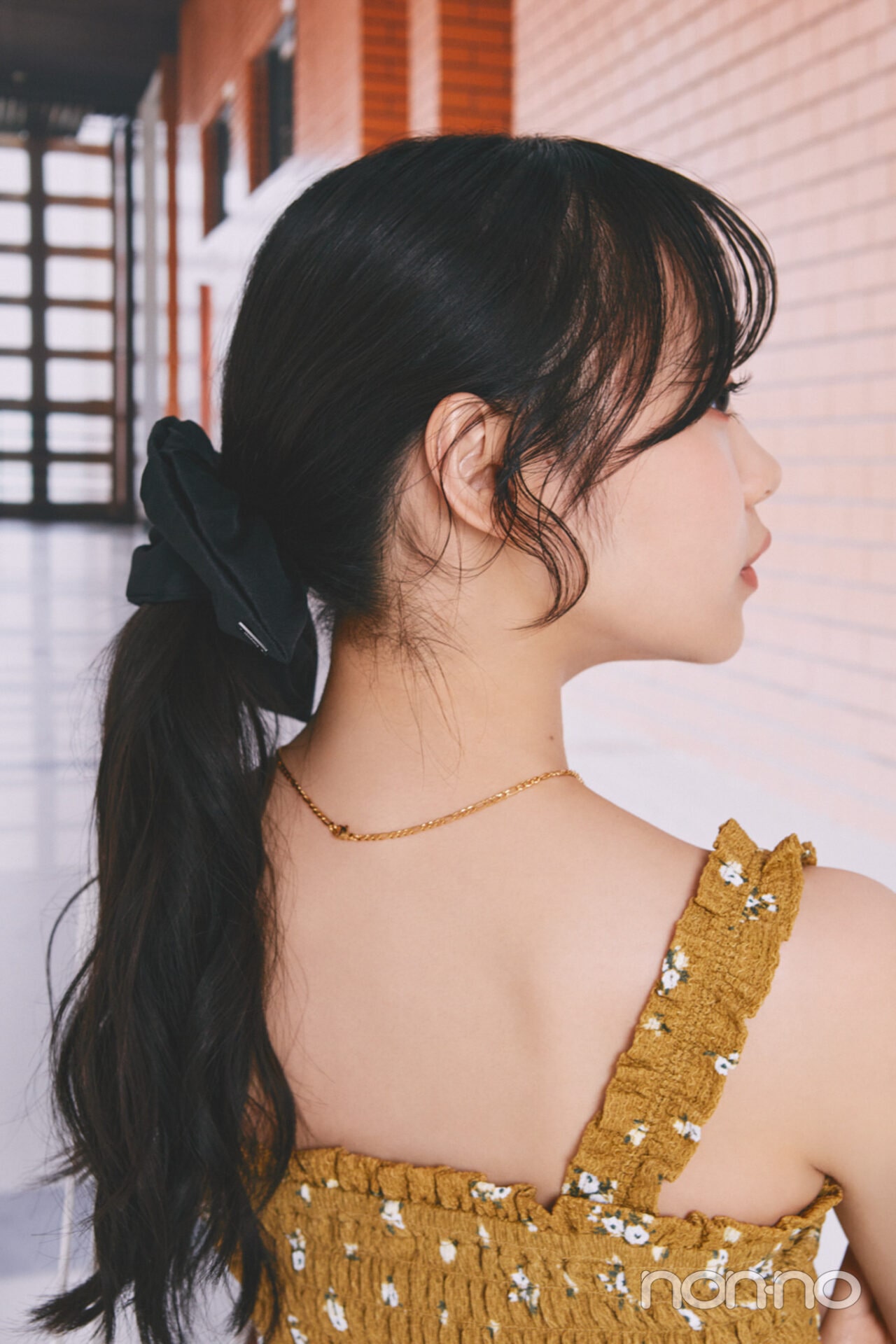 スクエアシュシュを付けた林芽亜里の後ろ姿