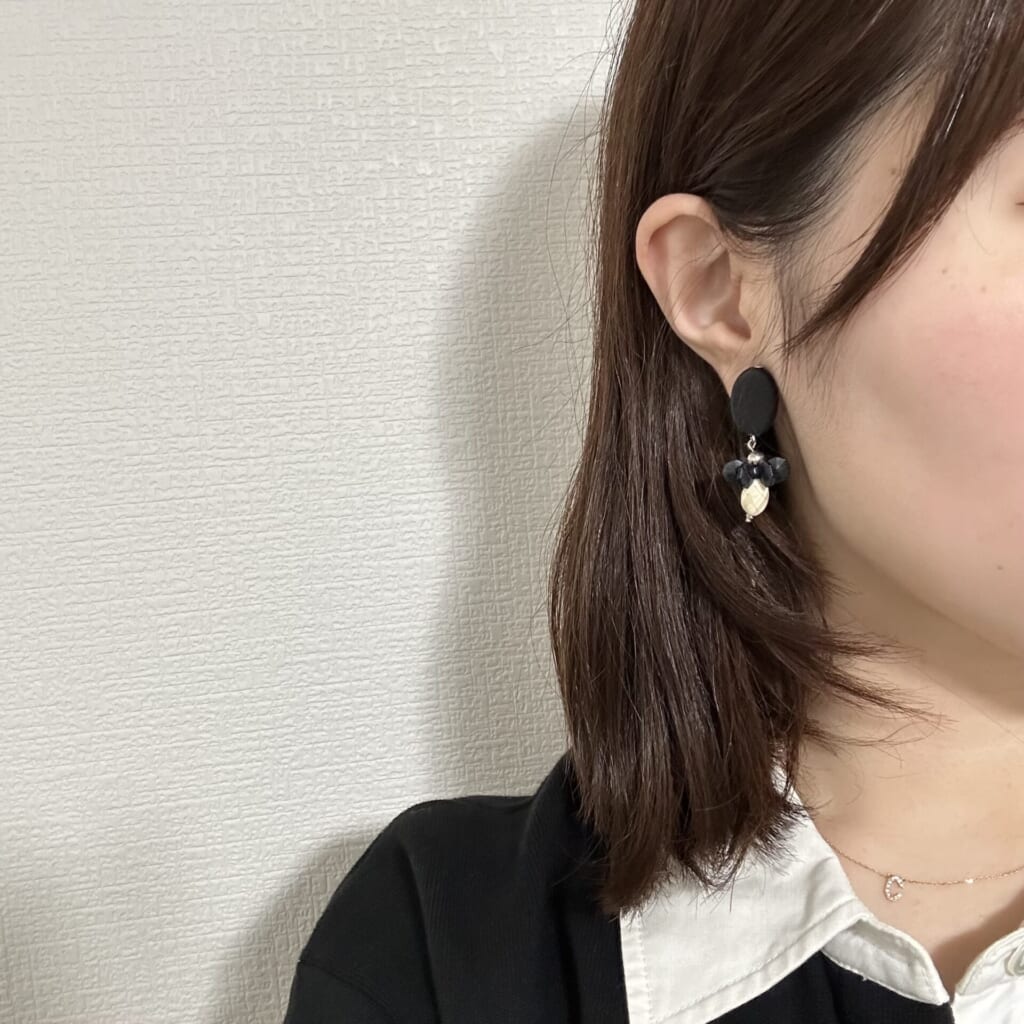 ブラックワンピースにブラックのピアス/イヤリングを合わせたコーディネート