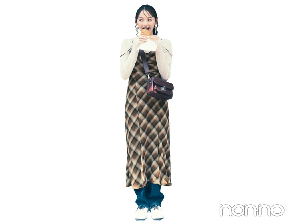 チェック柄カーヴィーワンピを着た加藤栞