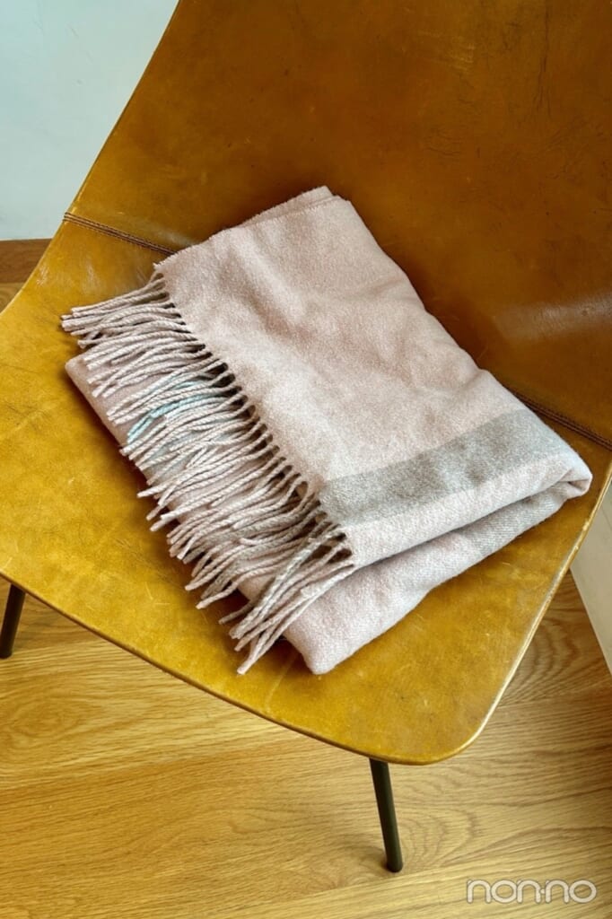 小坂菜緒のあったかアイテム、くすみピンクカラーのマフラー