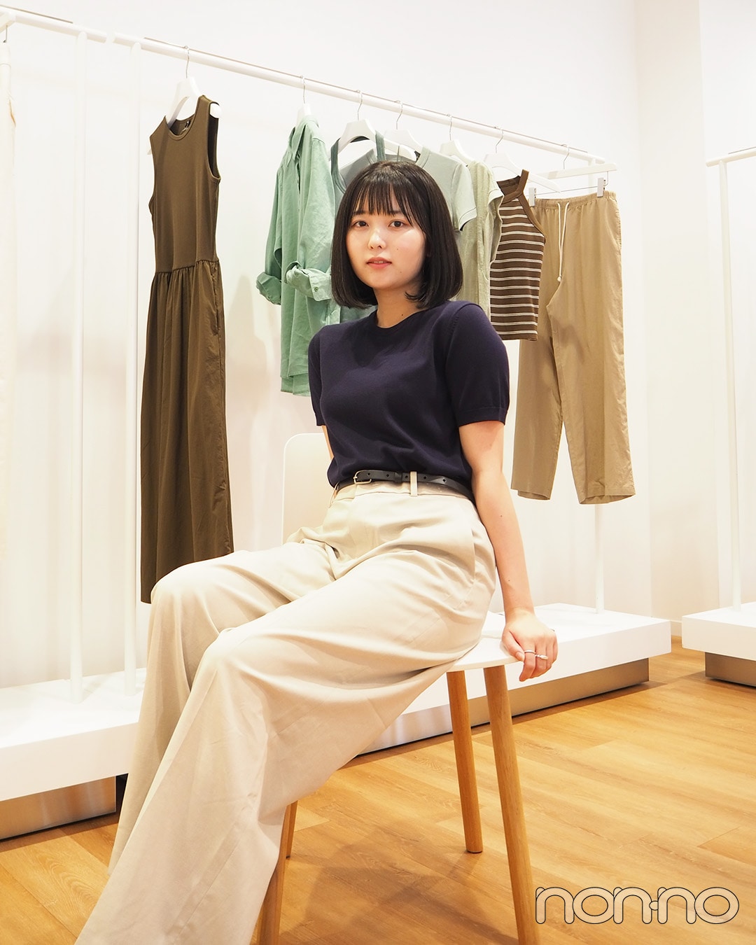 ネイビーのUVカット機能がついた半袖ニット×ベージュのワイドパンツのコーデ