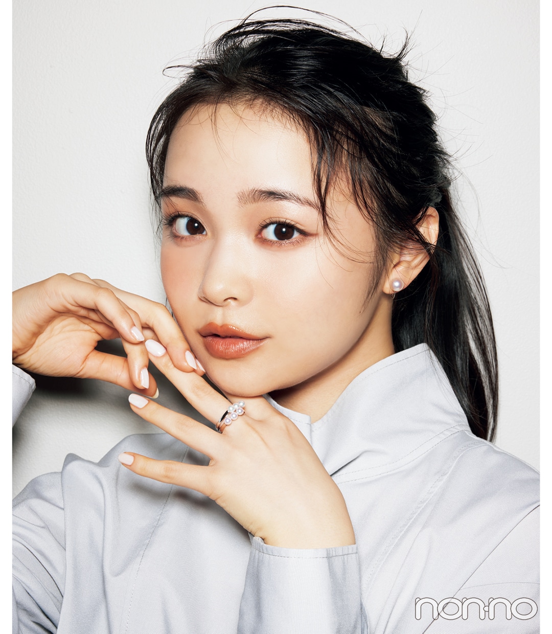 20代女性のプレゼントにもおすすめのジュエリー TASAKIのパールリングをつけた女性