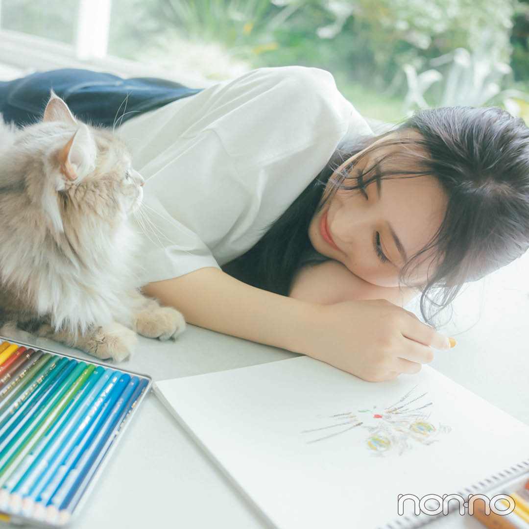 乃木坂46井上和が猫と戯れながら得意のお絵描き！最近は卒業のお祝いに与田祐希さんに油絵をプレゼント。