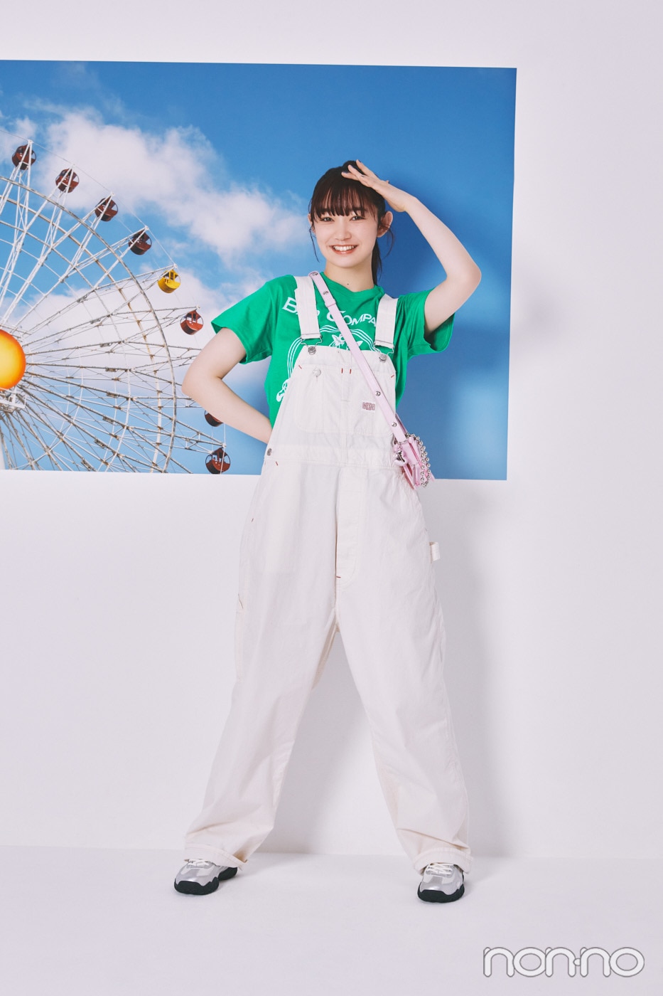 白のオーバーオールを着た小宮山莉渚