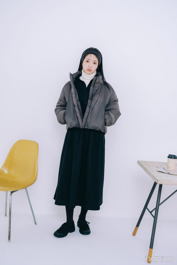 無印良品のショートダウン×ワンピースのコーデを着こなした横田真悠の全身カット