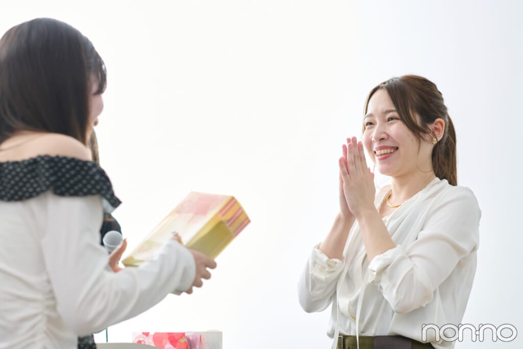 クイズに正解してフェイスマスクを受け取る大学生
