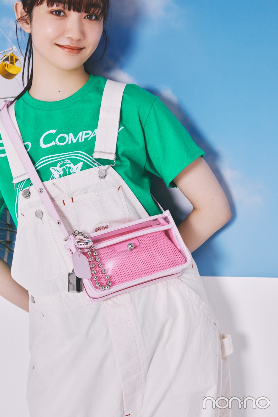 ピンクのクリアバッグを身に着けた小宮山莉渚