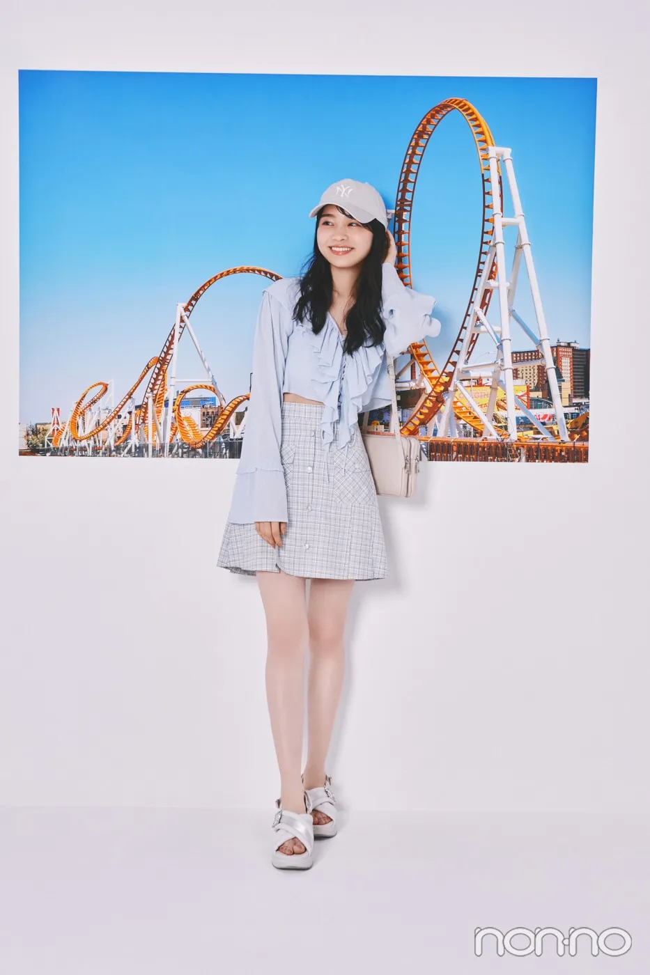 林芽亜里の大学生の一週間コーデ、土曜日のブラウススタイル