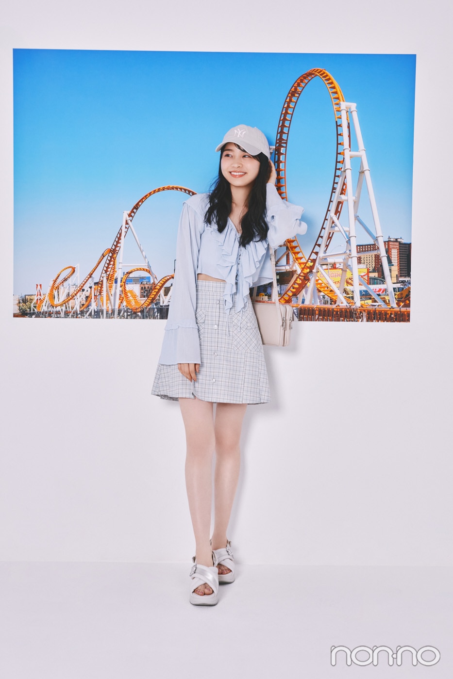 水色のトップスとミニスカを着た林芽亜里