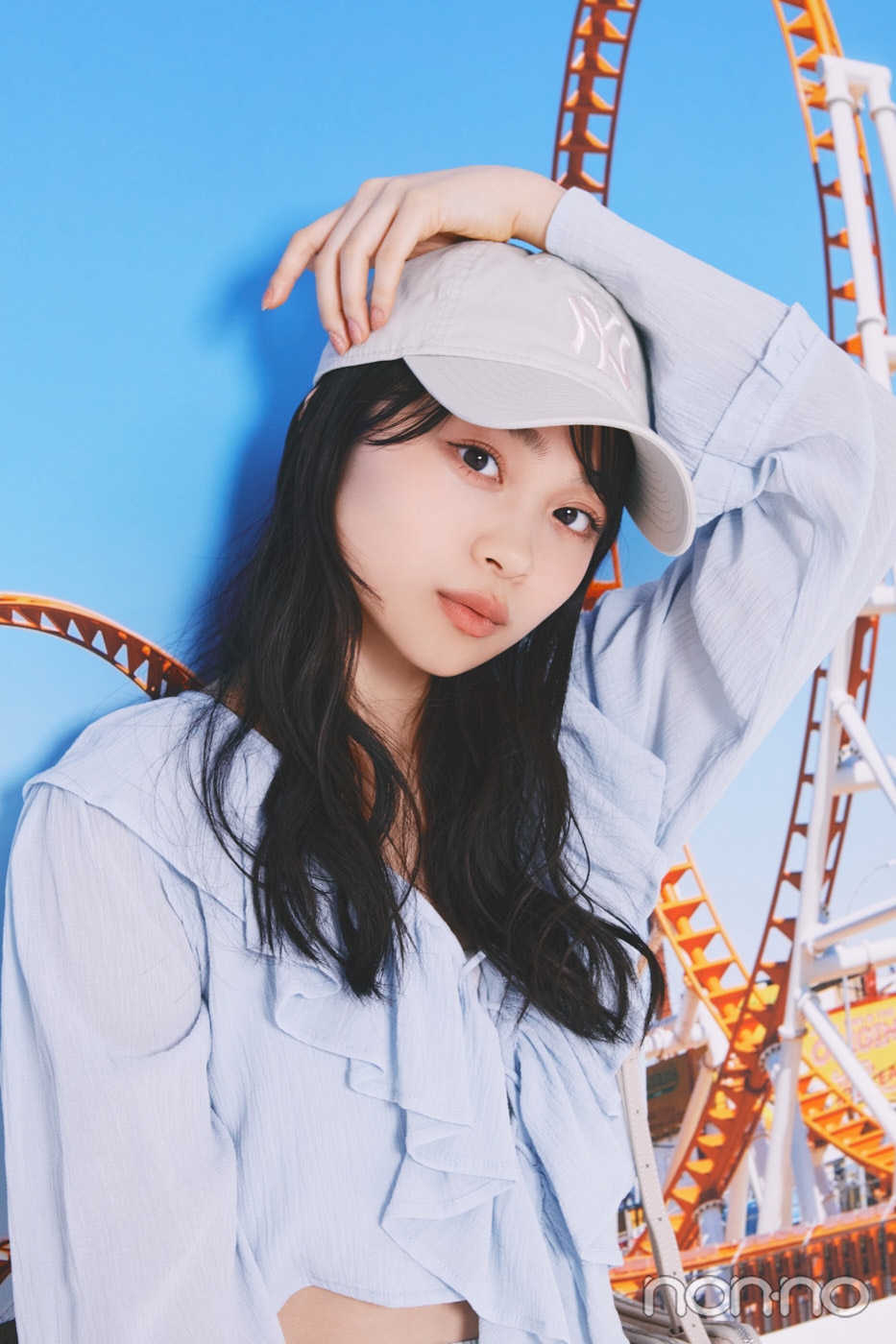 淡色のキャップを被った林芽亜里