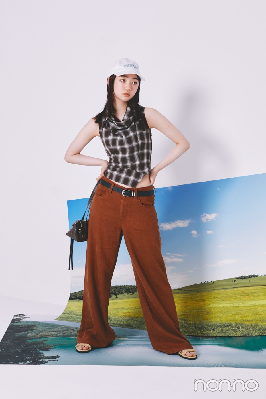 チェックのトップスに茶色のパンツを着た小宮山莉渚