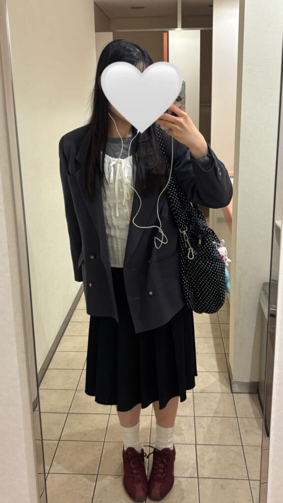 グレーと黒のコーデ