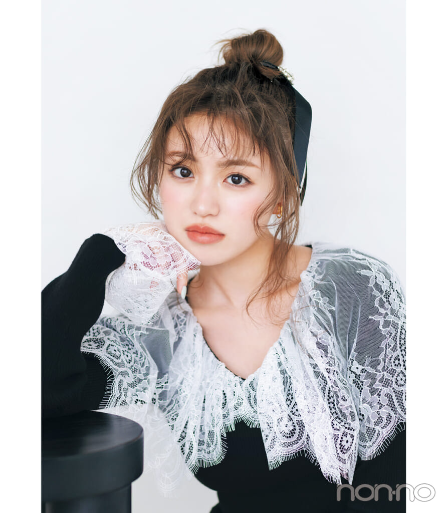 レース襟に似合う髪型：おだんごヘアの香音