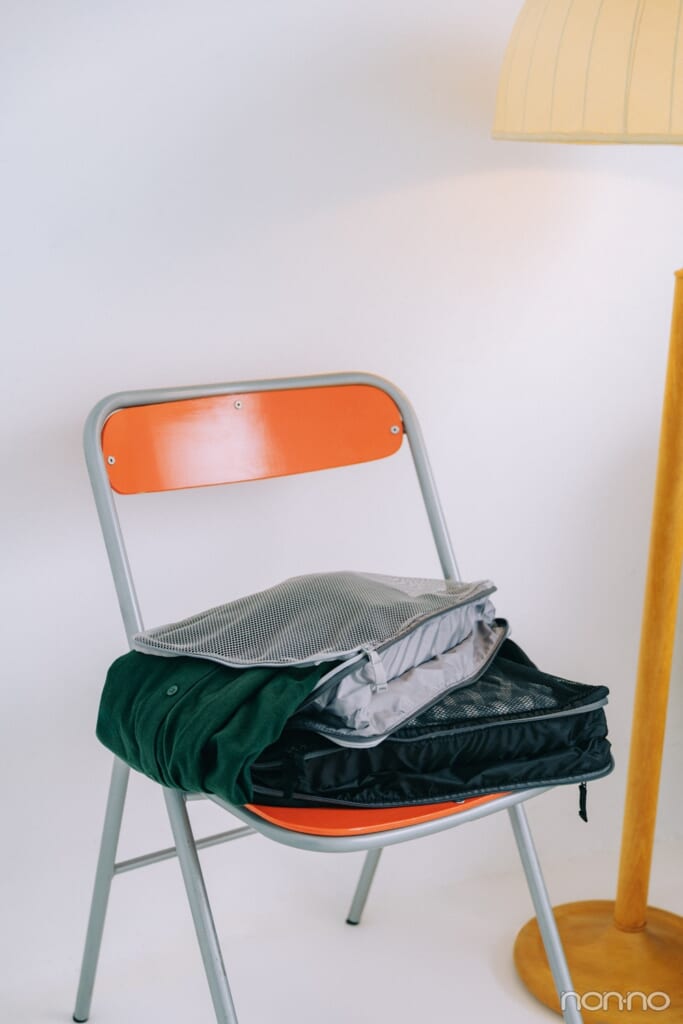 椅子の上に置いてあるポリエステル仕分けケース圧縮タイプ黒とグレー