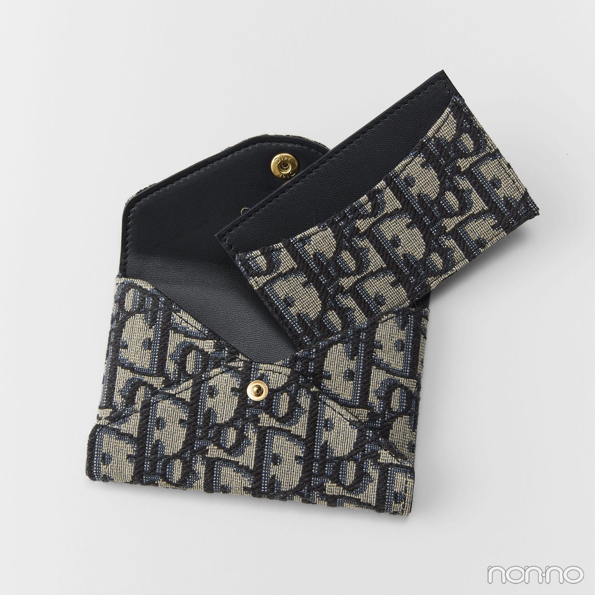 ディオールの財布「ディオールトラベル ❛Harebell❜カードホルダー」を開いた状態　中身　内ポケット