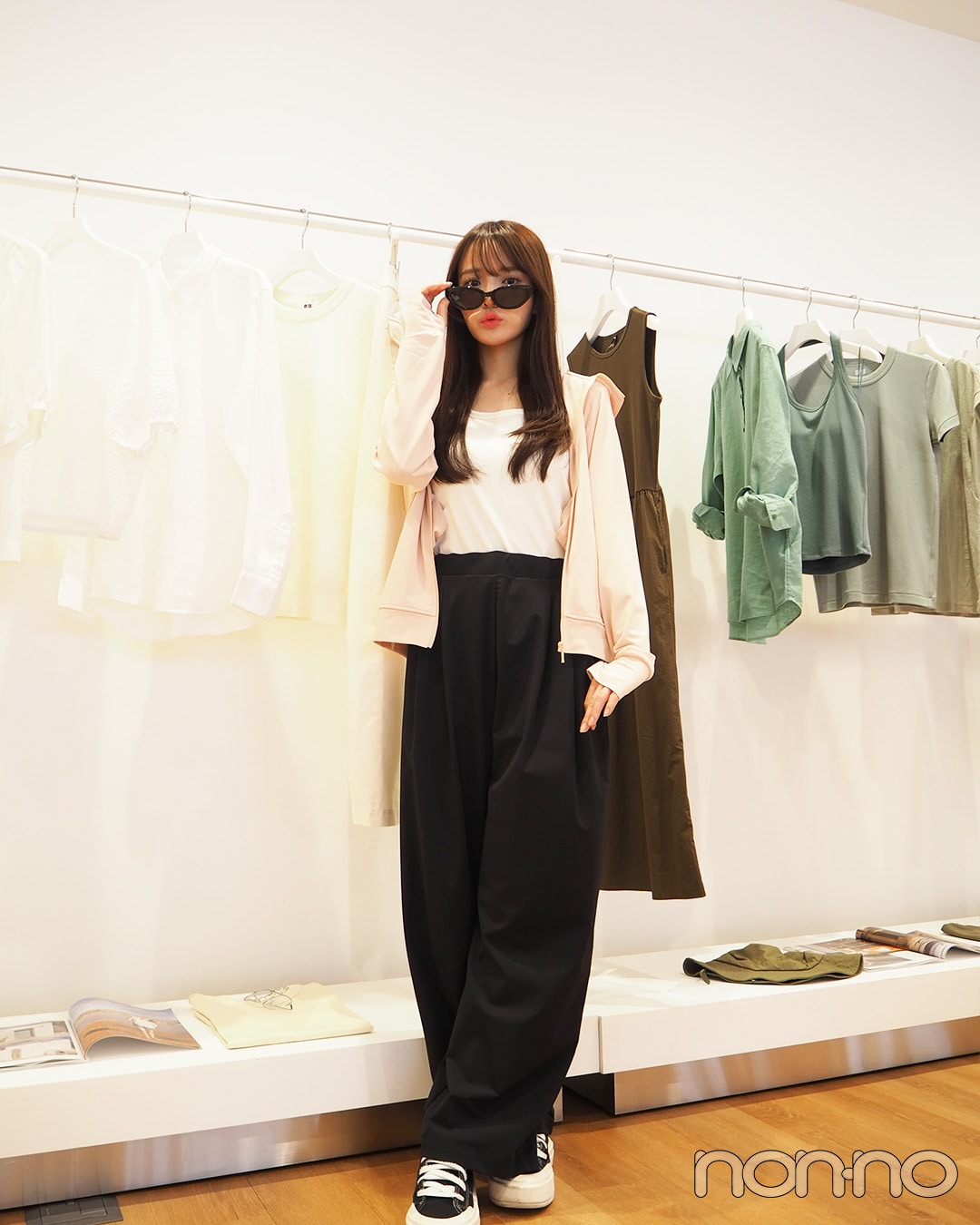 ユニクロのエアリズムUVカットフルジップパーカに黒のワイドパンツを合わせたコーデ