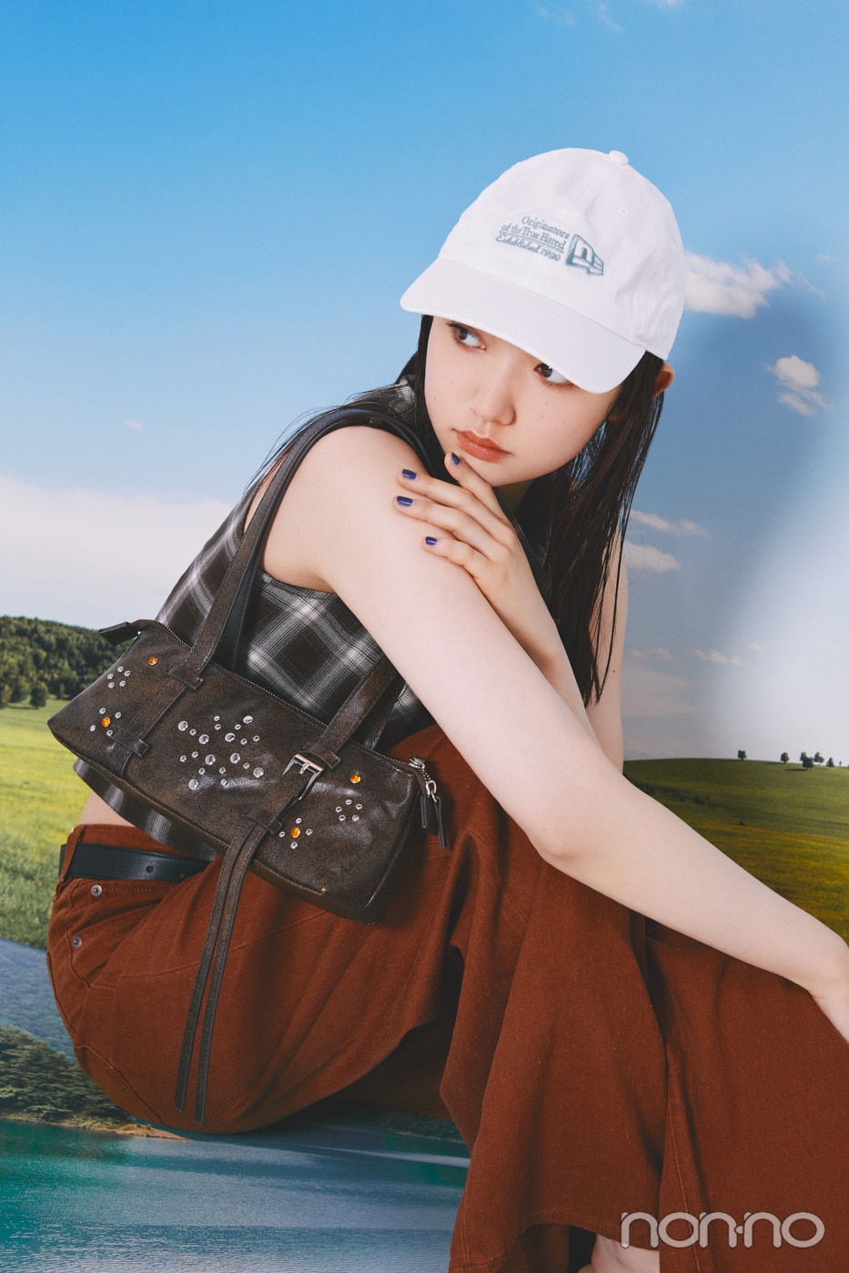 ボヘミアンテイストのバッグを持つ小宮山莉渚