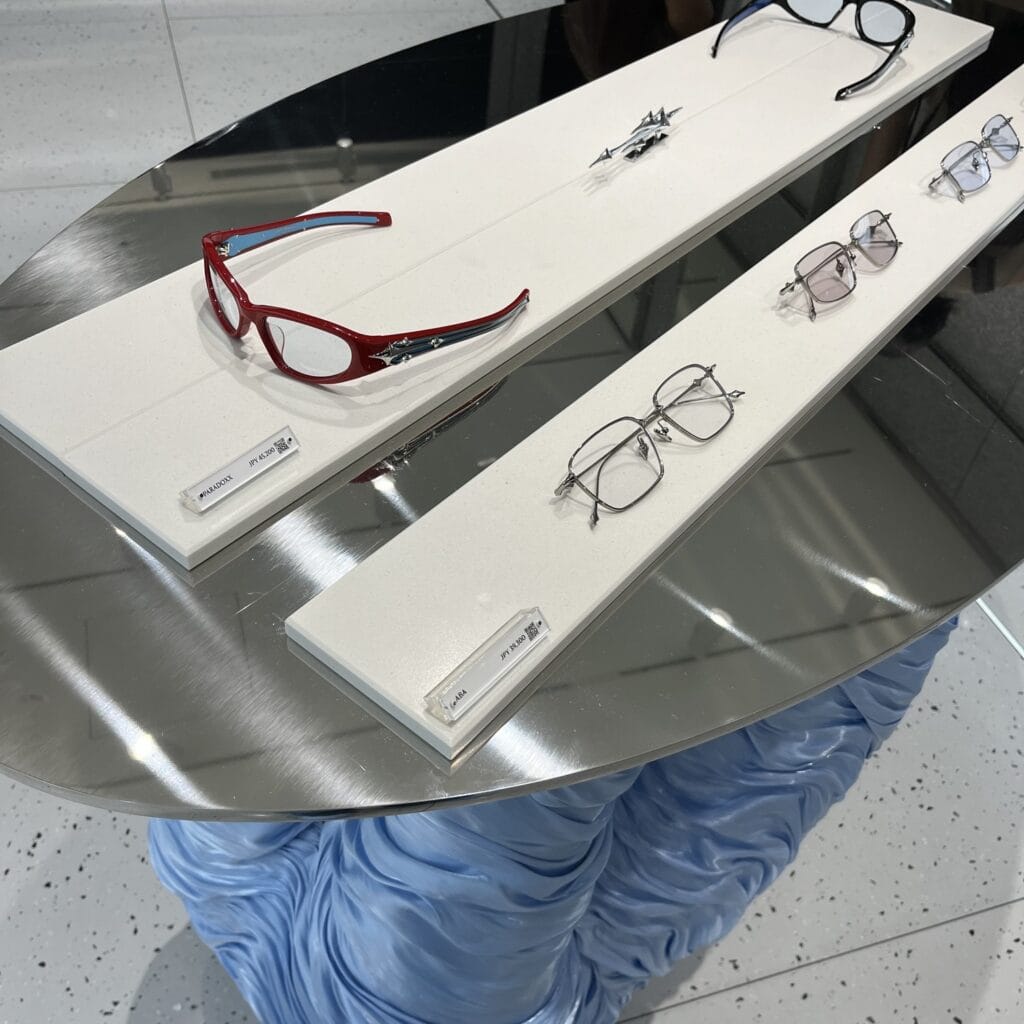 アイコニックなサングラス レッド