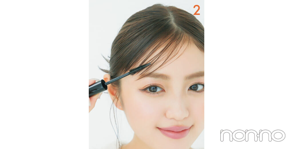 ヘアマスカラを前髪につけている女性