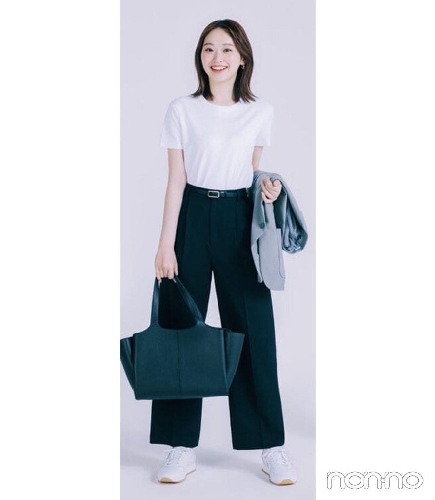 黒パンツとキレイめ白Tのオフィスカジュアルコーデ