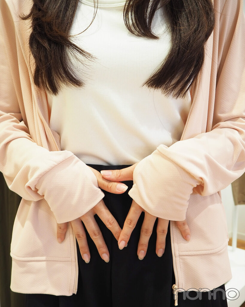 ユニクロのエアリズムUVカットフルジップパーカの手元