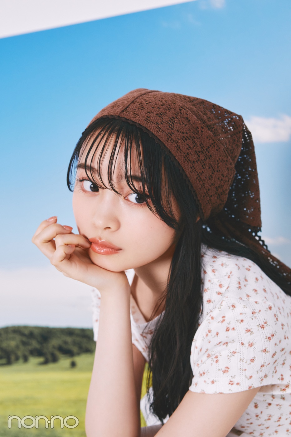 茶色のバブーシュカを付けた林芽亜里