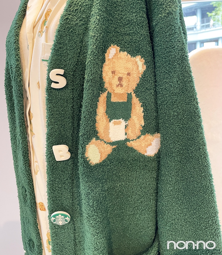 『gelato pique パウダースタージャガードカーディガン グリーン』の胸元