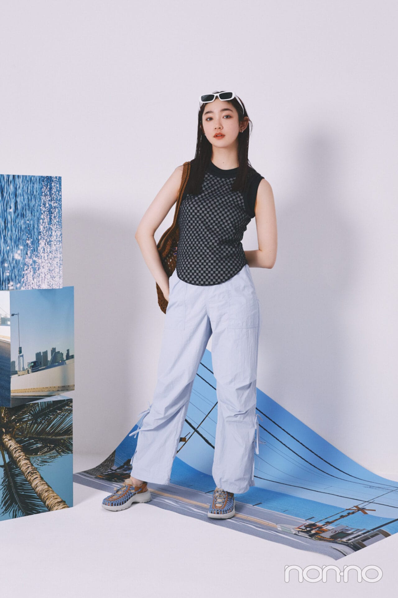 ブルーのカーゴパンツコーデの小宮山莉渚