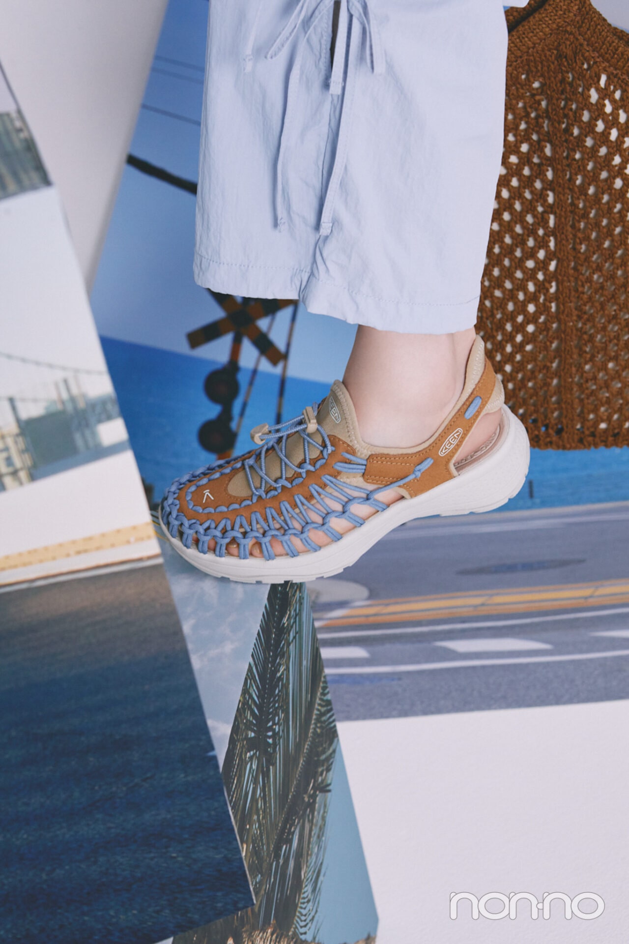 ブラウンと水色のスリップオンシューズを履いた足元