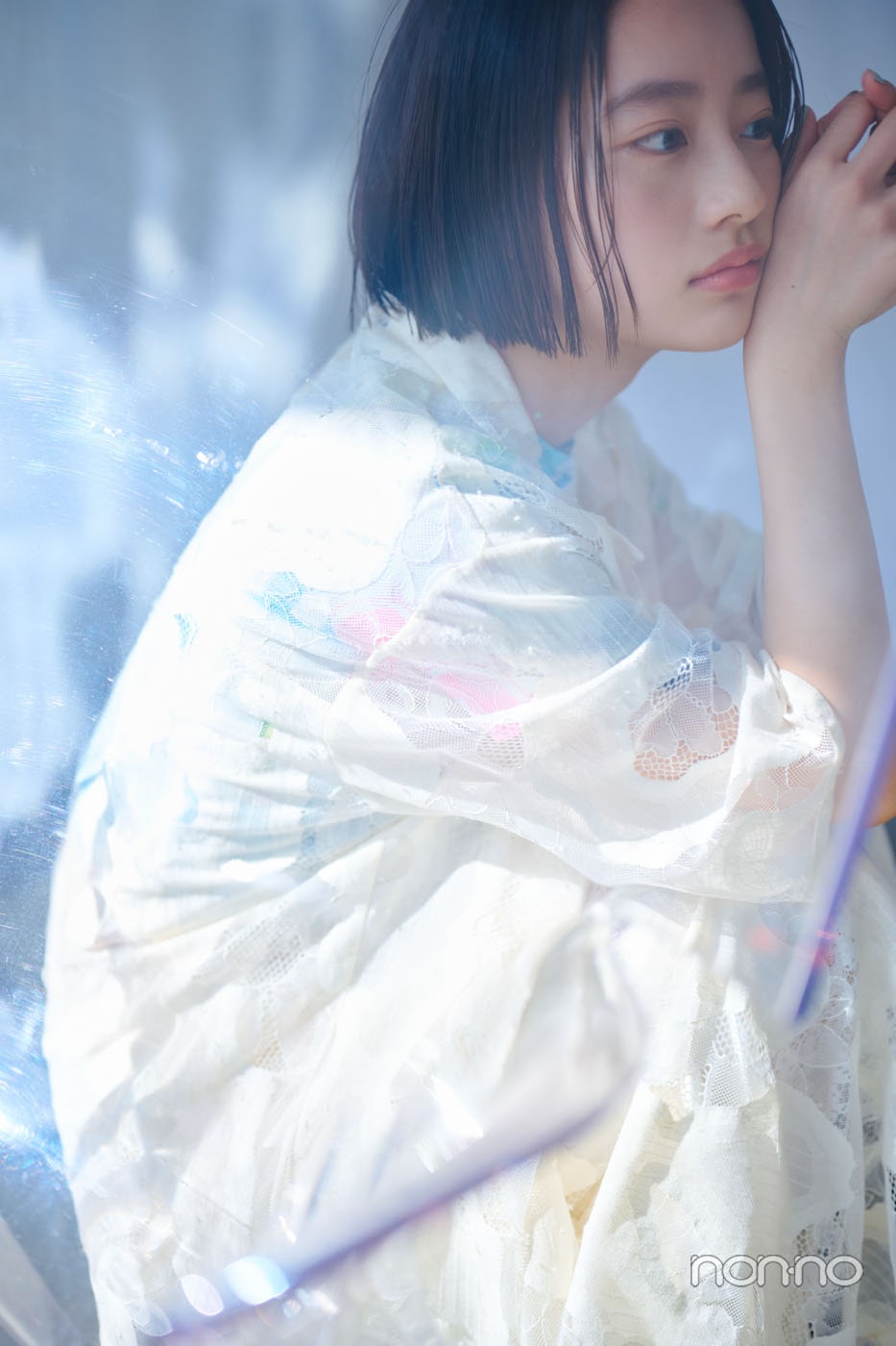 午後の光の中でくつろぐ池端杏慈