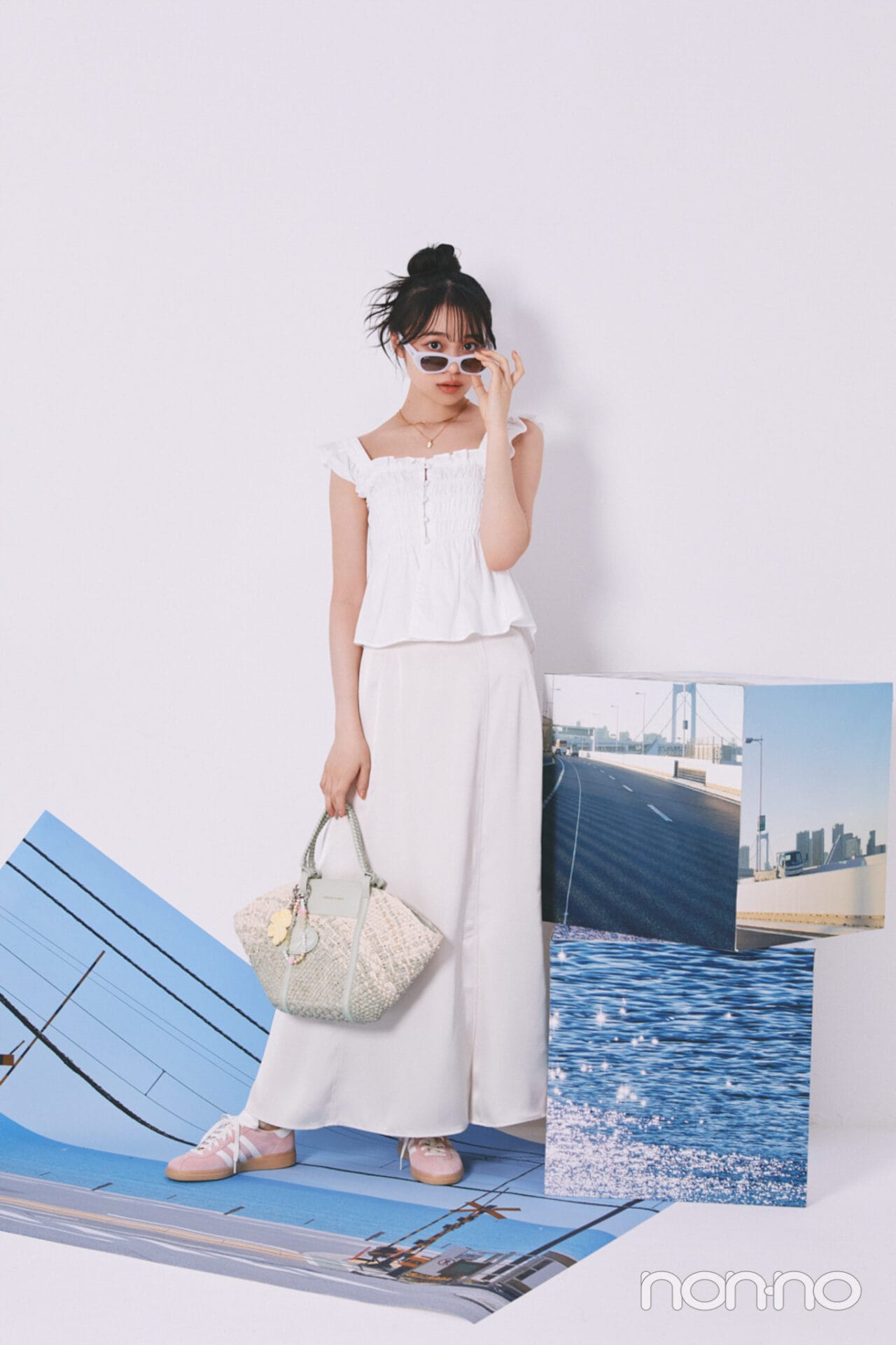 白のノースリーブとロンスカを着た林芽亜里